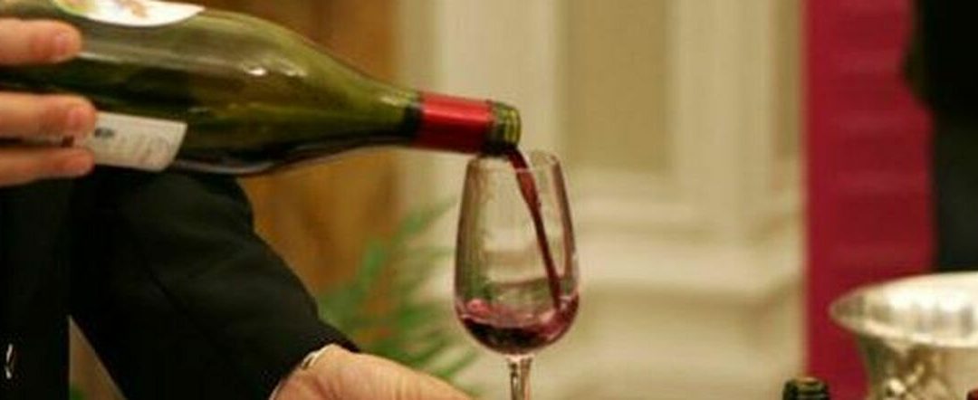 «Il vino nuoce alla salute», etichette sulle bottiglie come sulle sigarette: via libera della Ue (ma l’Italia dice no)